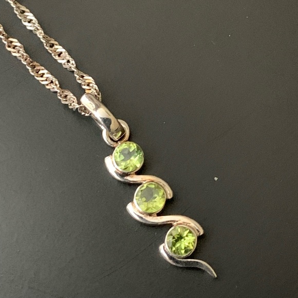 Silver Street Jewelry - 925 Sterling Silver peridot pendant and chain
